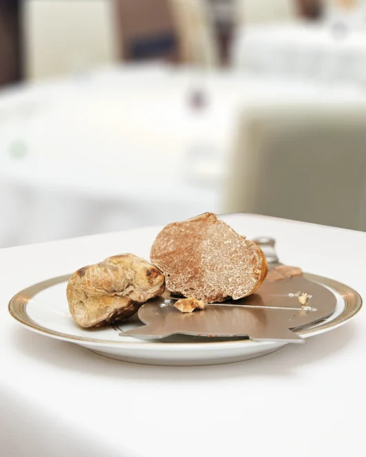 Tartufo bianco su tavola con tovagliato bianco